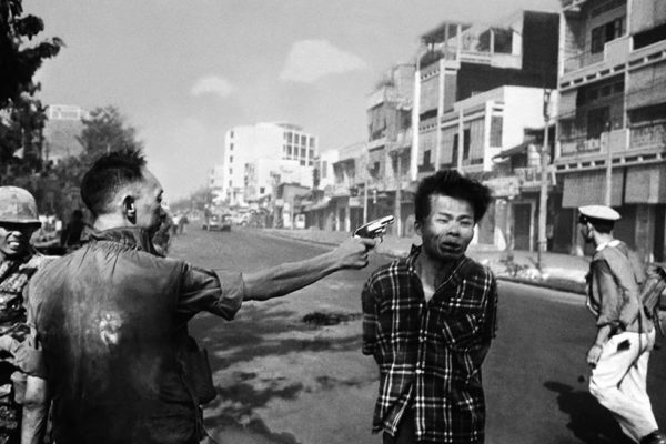 Assassinato de um vietcongue pelo chefe da polícia de Saigon